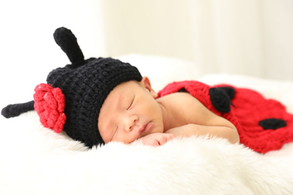 可愛い赤ちゃんのニューボン撮影のご紹介です 生後10日で記念撮影デビュー 可愛いお目目をパッチリとあけてくれました 堺市 泉佐野市オシャレな写真館フォトマインズです プライベートフォトスタジオ マインズ 堺市 泉佐野市 阪南市